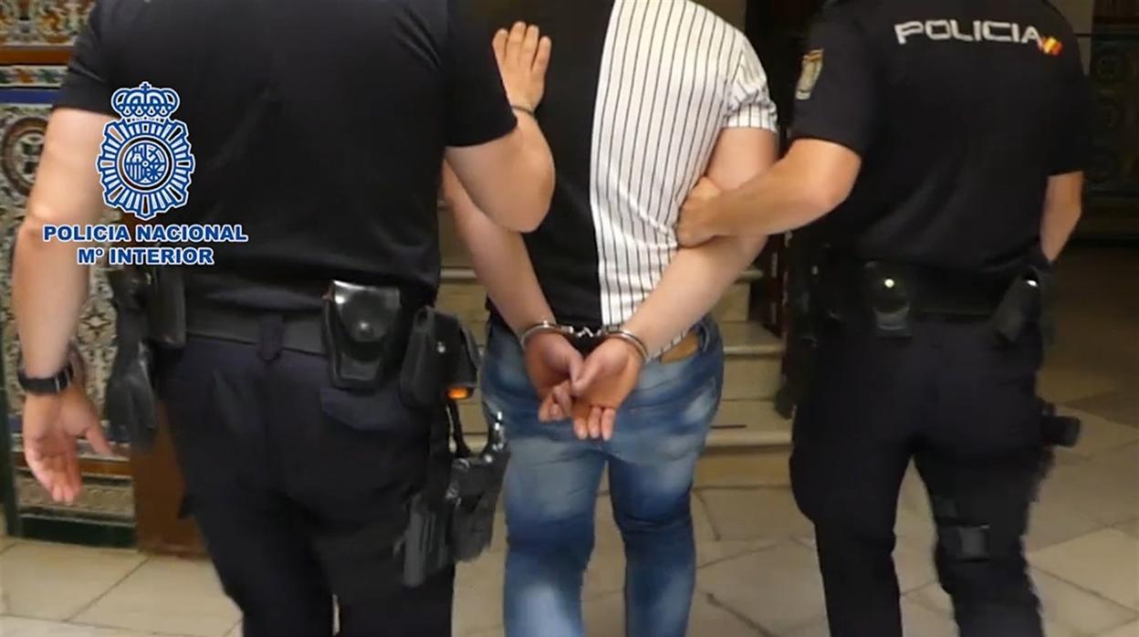 La Policía Nacional trabaja para arrestar a más presuntos implicados en los robos.