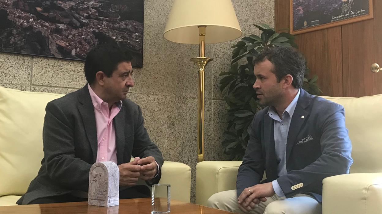 El alcalde, Julio Millán, a la derecha, durante su visita con el presidente de la Diputación, Francisco Reyes