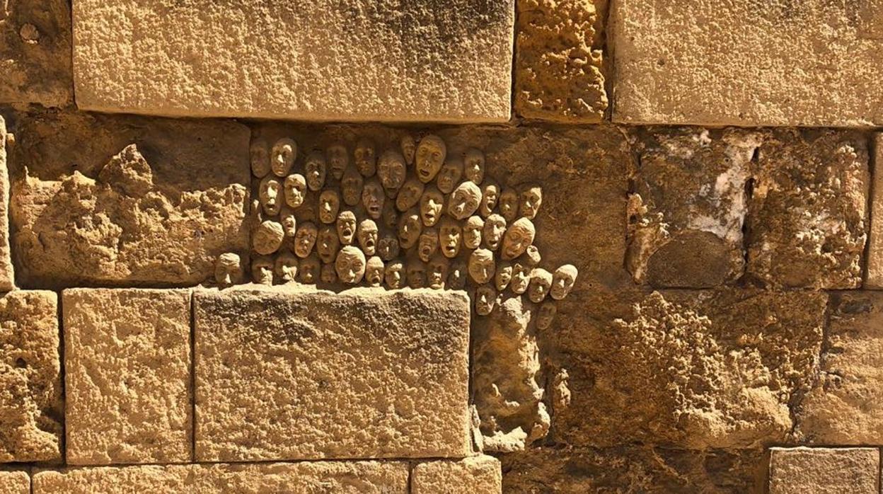 Esculturas halladas sobre la Puerta de Almodóvar