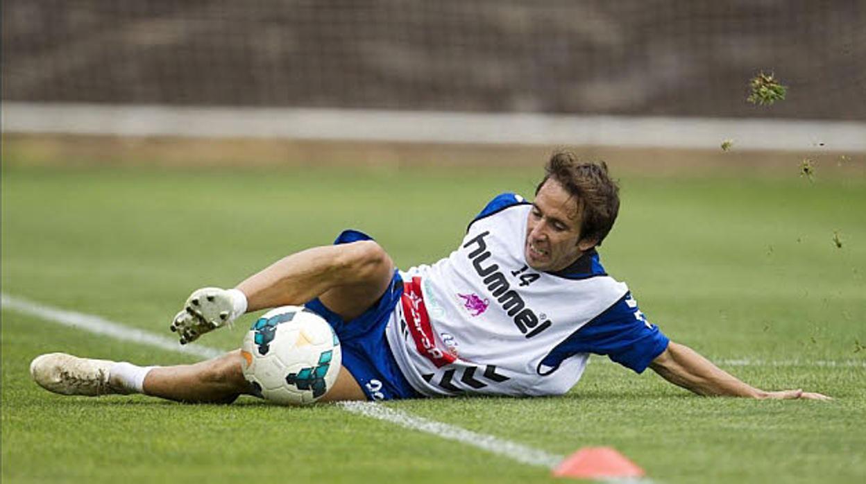El lateral del Córdoba CF Raúl Cámara toca el balón en un entreno con el Tenerife