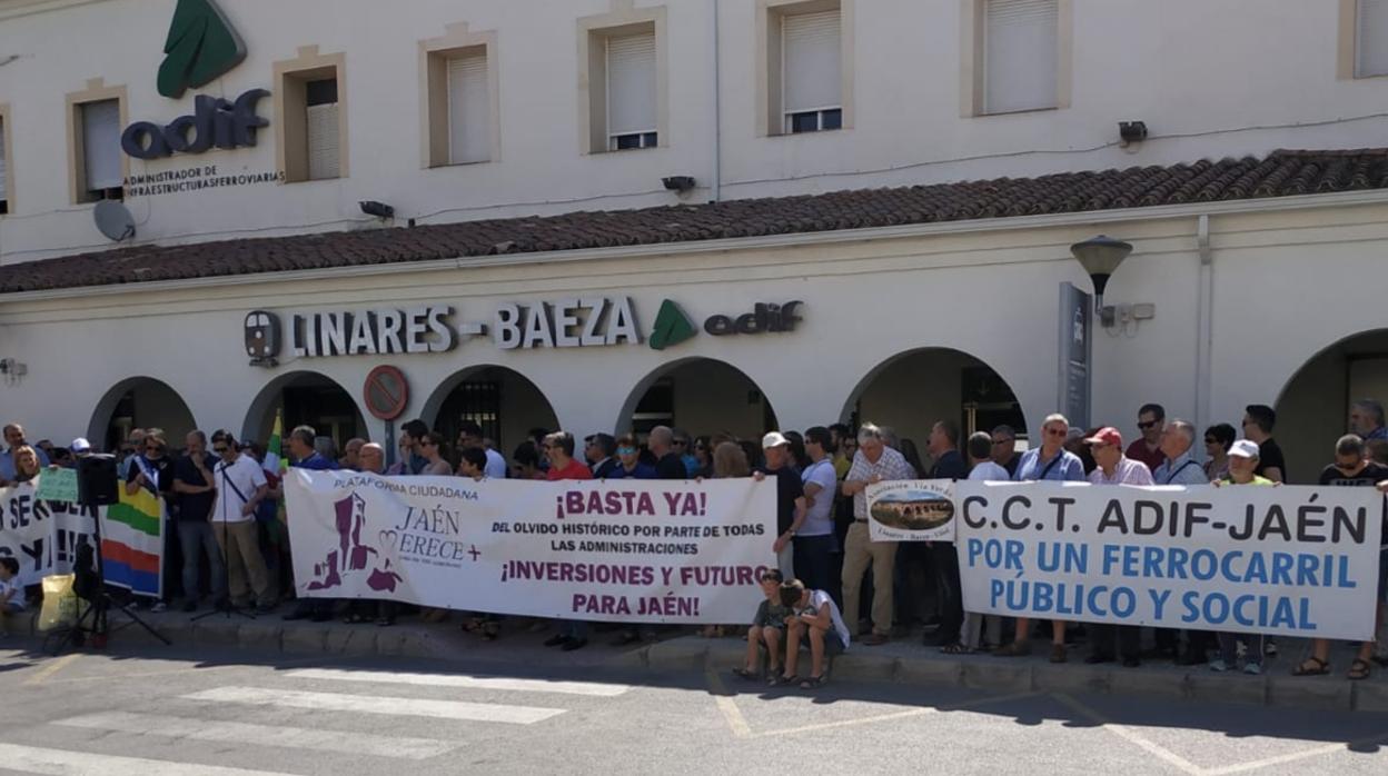 Las plataformas se han concentrado en la estación Linares-Baeza