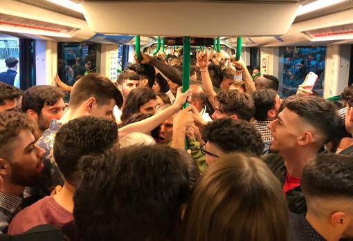 Imagen del interior del metro, colapsado de vuelta a casa.