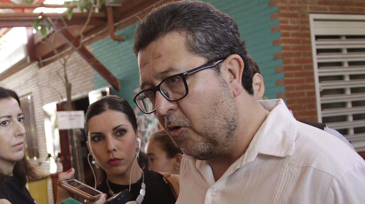 Francisco Serrano, rodeado de periodistas