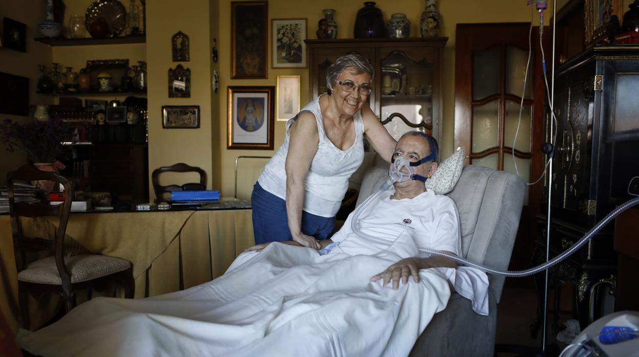 Enrique Aguilar, enfermo de ELA, junto a su esposa, María José Porro