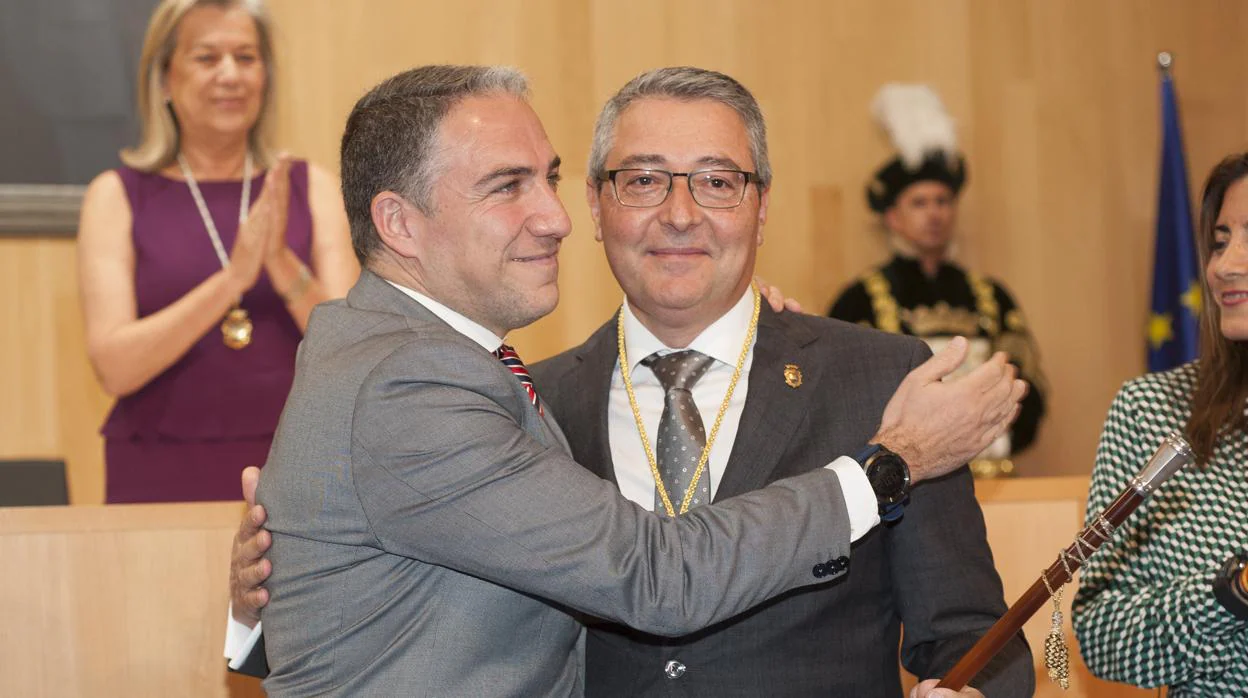 Francisco Salado (d), abrazado por Elías Bendodo el día de su toma de posesión en la Diputación