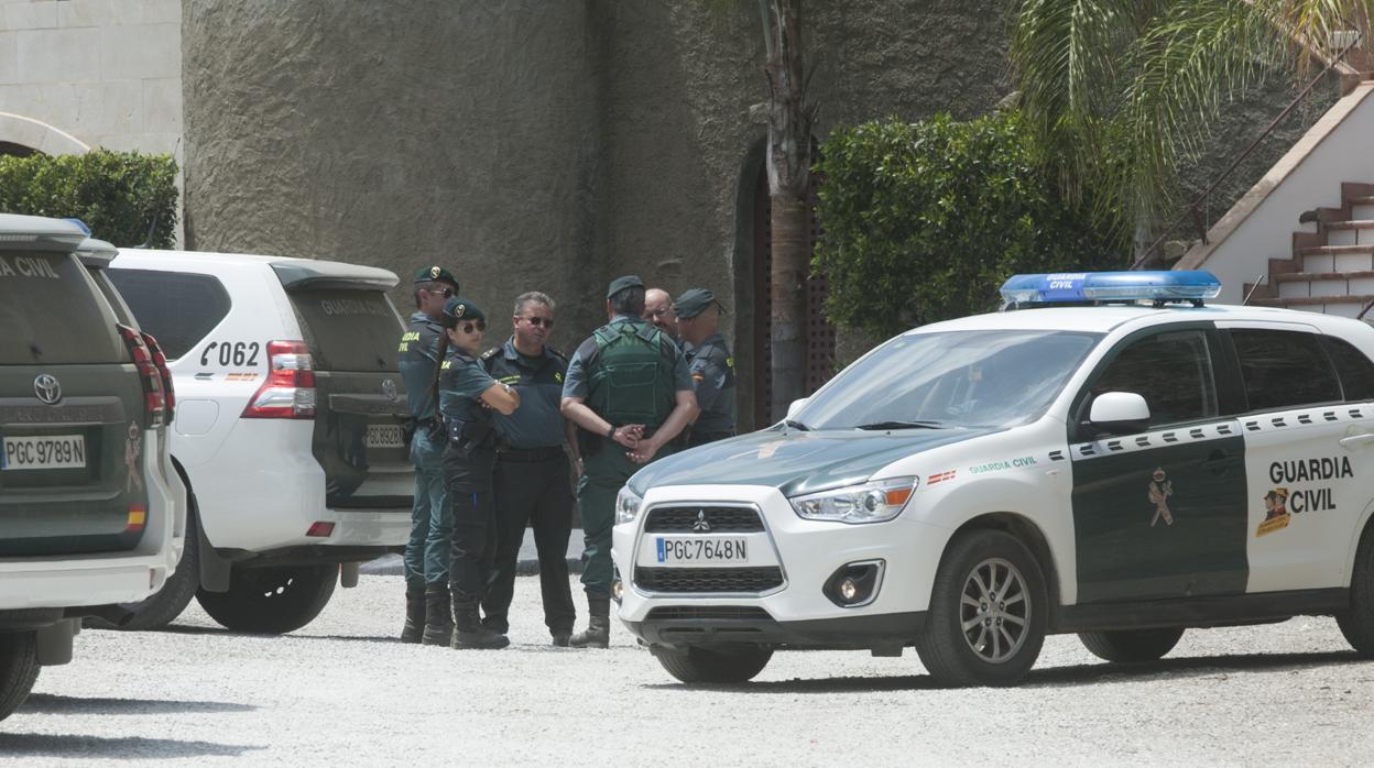 La Guardia Civil durante las tareas de búsqueda en Arenas