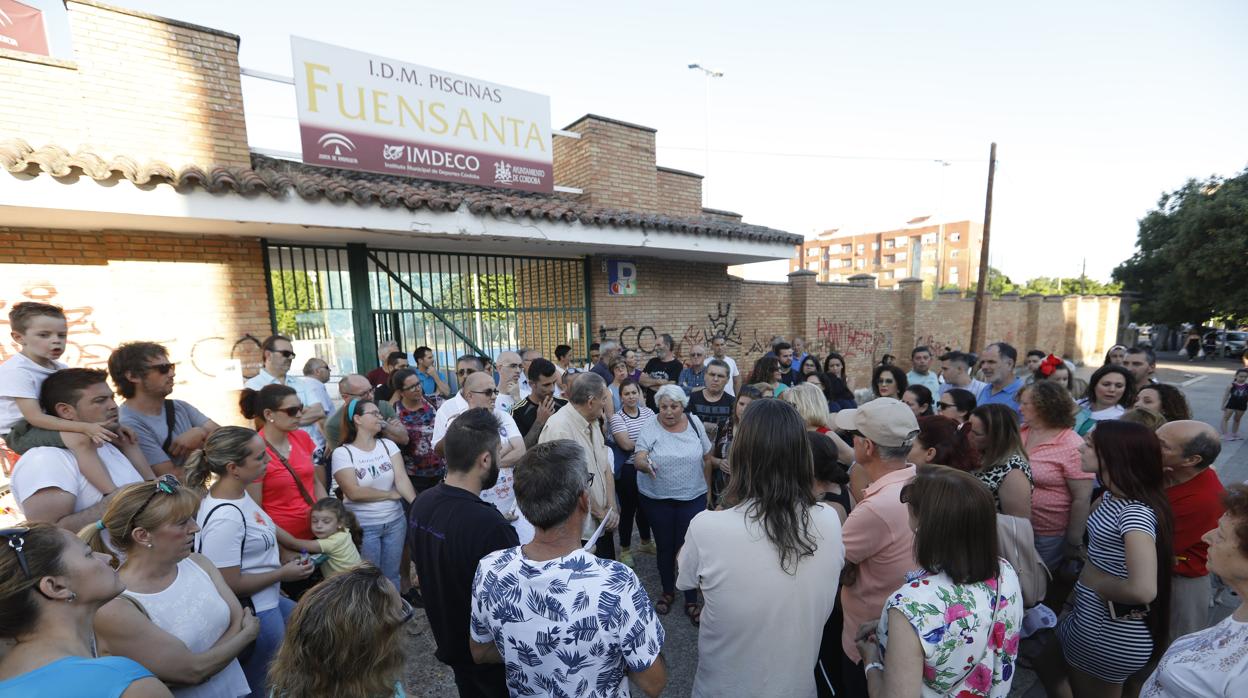 Protesta ante la piscina de la Fuensanta