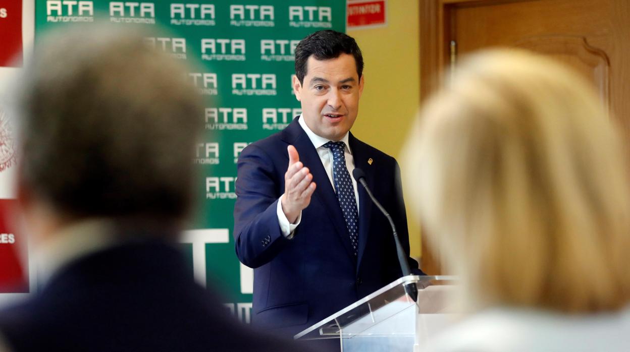 Juanma Moreno inaugura un curso de verano de ATA