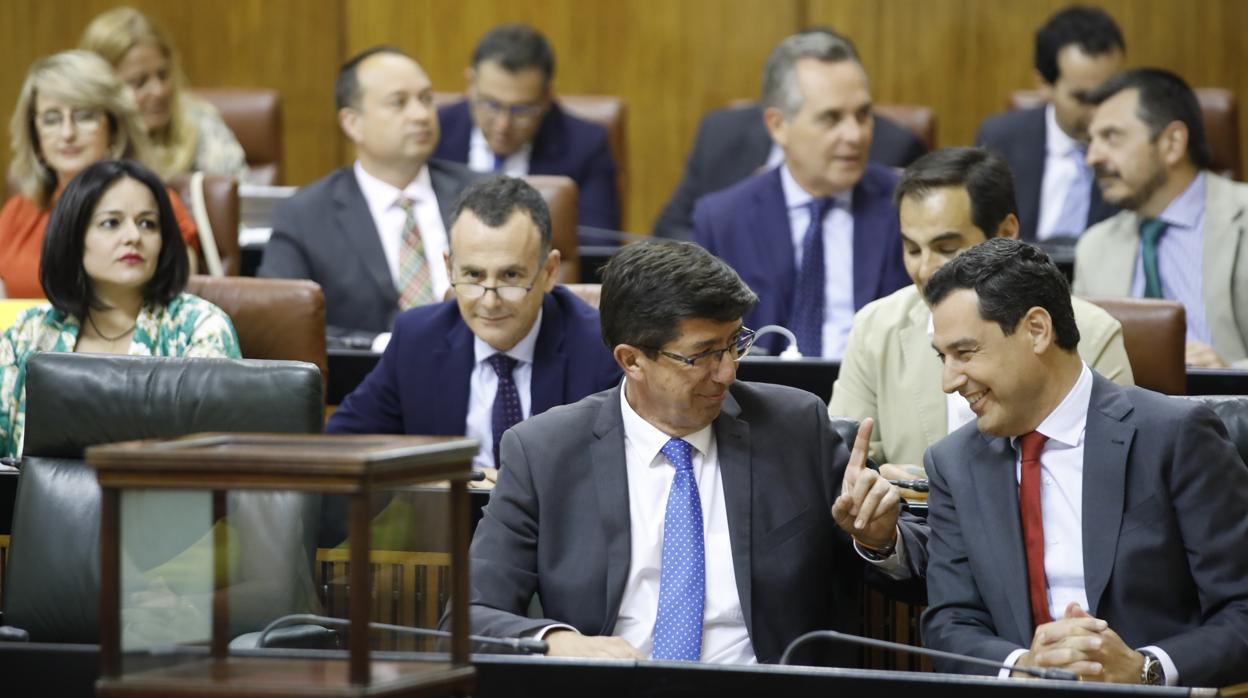 El vicepresidente de la Junta, Juan Marín, hace un gesto al presidente de la Junta, Juanma Moreno