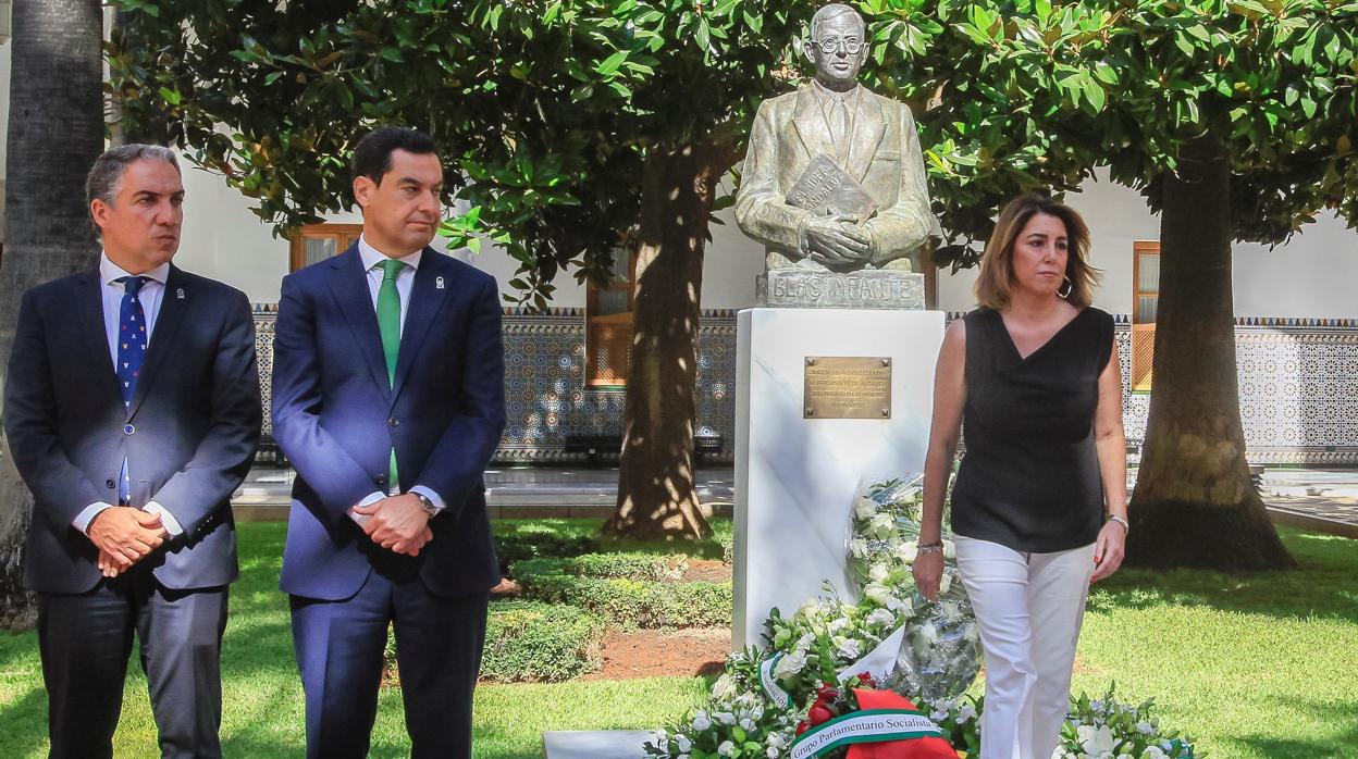 Juanma Moreno y Elías Bendodo miran a Susana Díaz tras la ofrenda floral al busto de Blas Infante