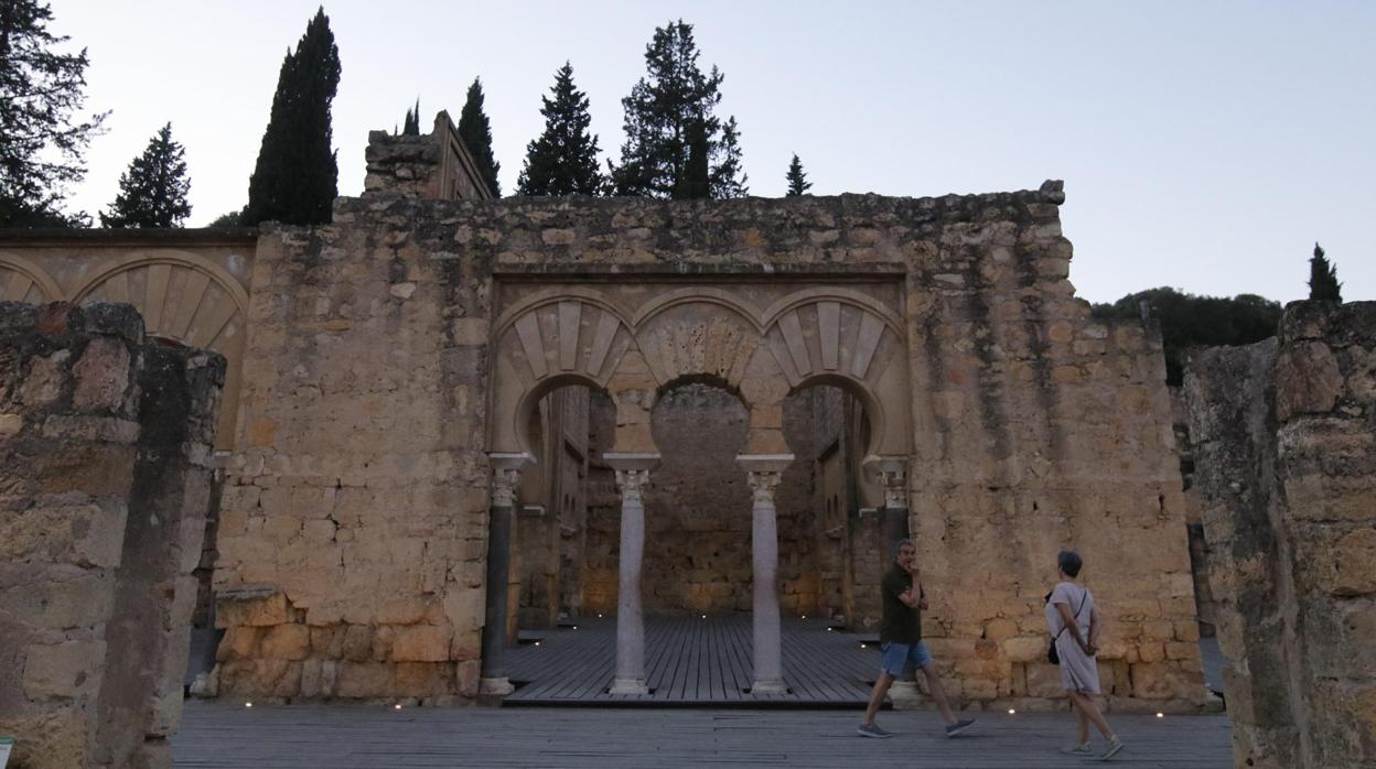 Visitantes ante el edificio basilical de Medina Azahara en Córdoba