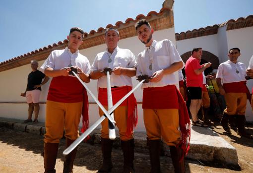 Desiderio junto a sus dos hijos este mediodía en Obejo