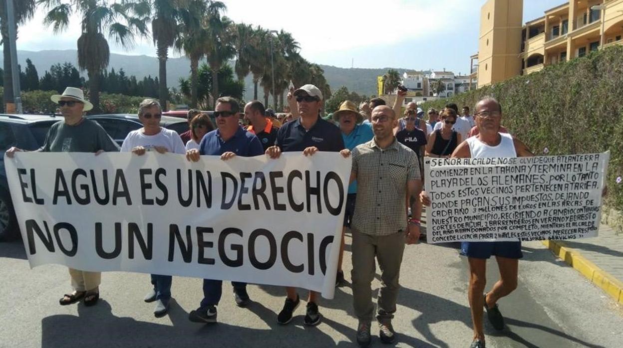 Algunos de los vecinos participantes en la protesta de este domingo en Tarifa