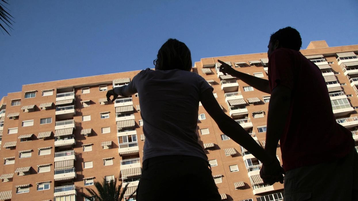 Una pareja busca pisos en alquiler