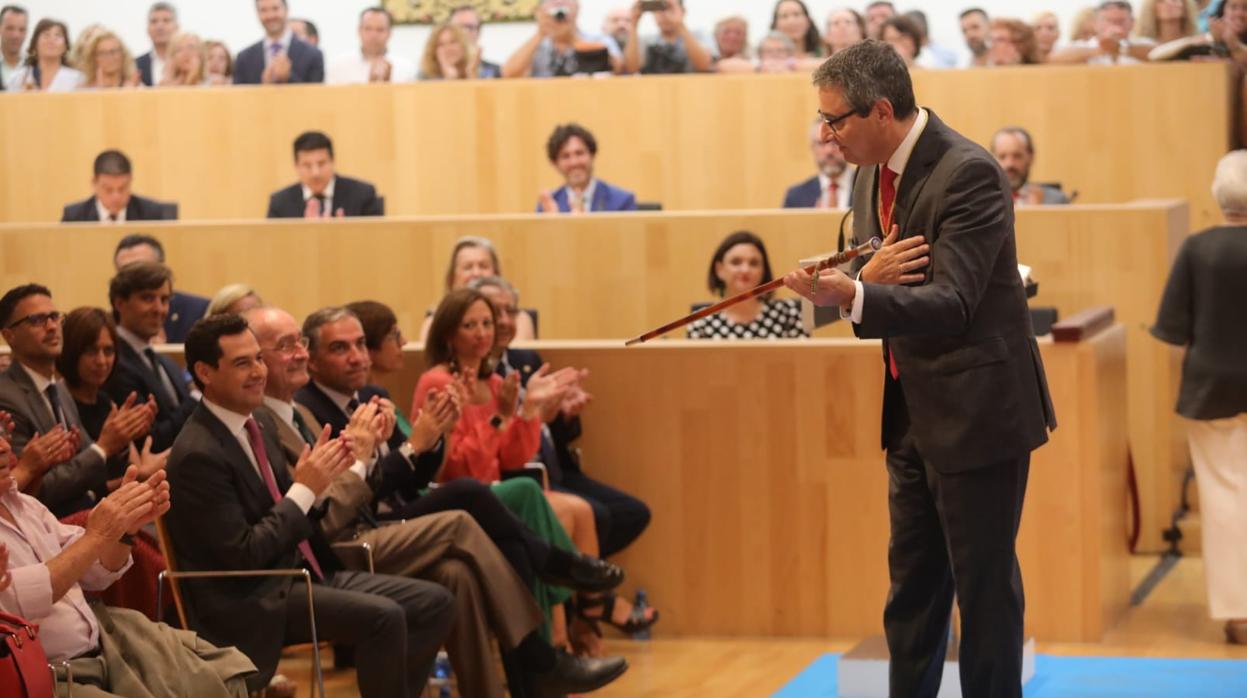 Francisco Salado con el bastón de mando recién elegido presidente de la Diputación de Málaga