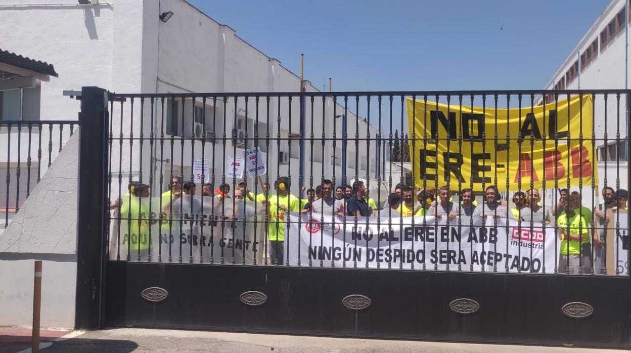 Trabajadores de ABB, encerrados en la fábrica de Córdoba para protestar contra el ERE