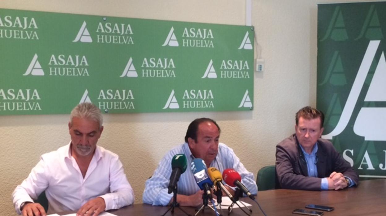 Los representantes de CCOO y Asaja-Huelva durante la firma del Convenio del Campo