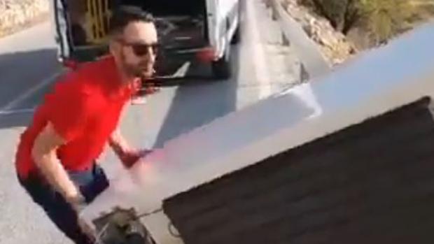 Sancionado por grabarse lanzando una nevera por un barranco en Almería