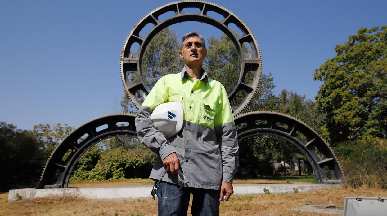 Delfín Fernández posa en el exterior de la fábrica de Cosmos en Córdoba