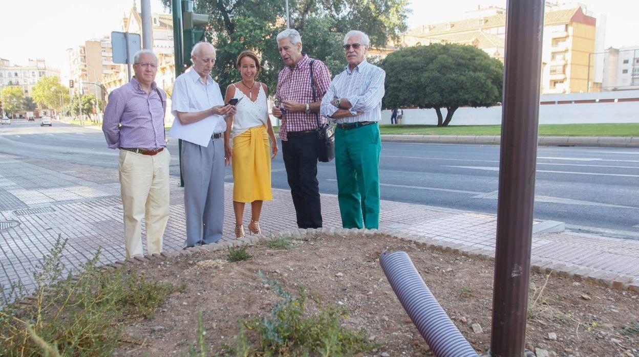 La delegada de Promoción del Ayuntamiento de Córdoba, Marián Aguilar, junto al emplazamiento del busto