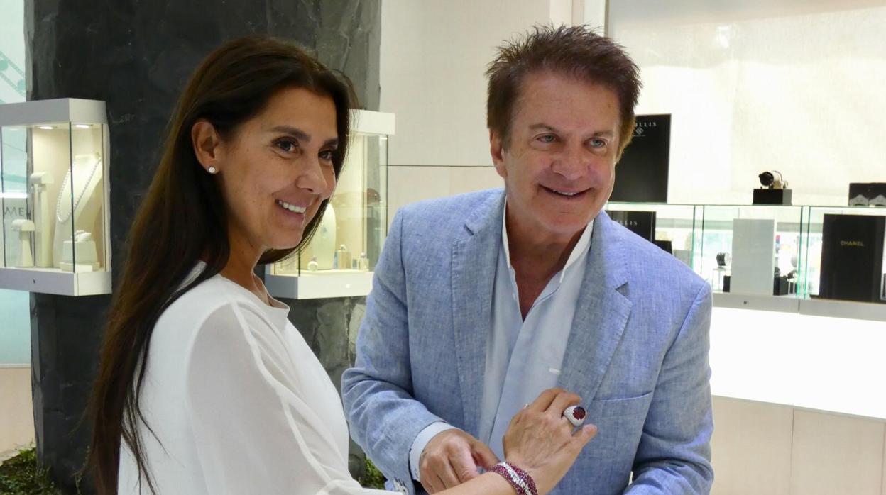 Robert Procop pone una de sus pulseras a Marina Gómez y Molina, gemóloga en cuya joyería se exponen las piezsas para su venta