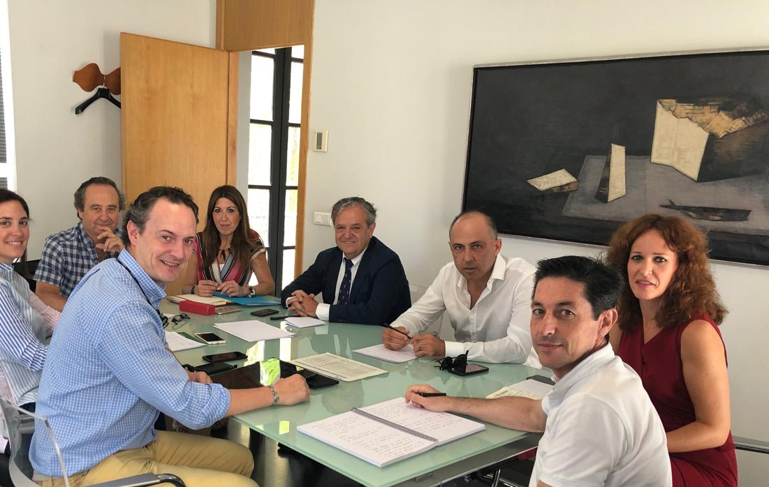 Representantes de Urbanismo y la Junta antes de la reunión sobre vivienda