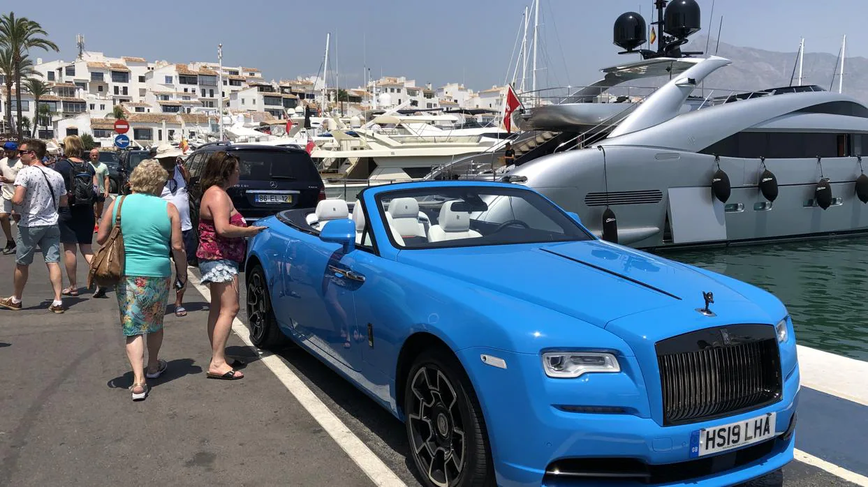 Un Rolls&amp;Royce aparcado en Puerto Banús junto a los yates