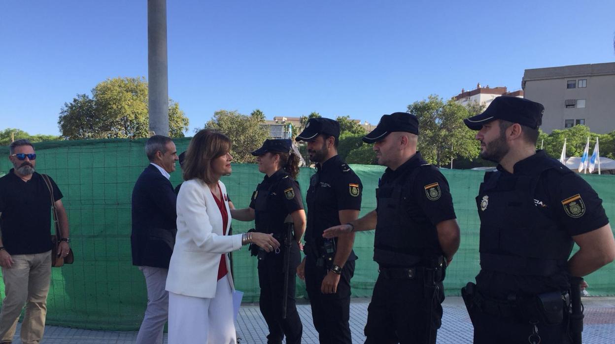 La secretaria de Estado, Ana Botella, saluda a los agentes de la Policía Nacional en Jerez
