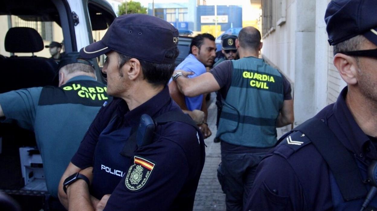 El detenido a su llegada a los juzgados