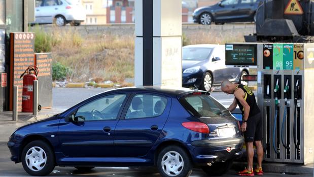 Centenares de portugueses «buscan» la gasolina en Huelva debido a las limitaciones en su país