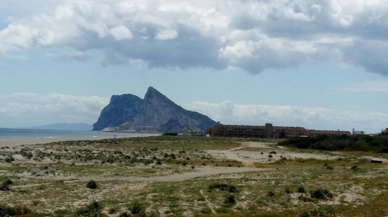 Imagen de la playa de El Burgo, con el cartel que prohíbe el baño