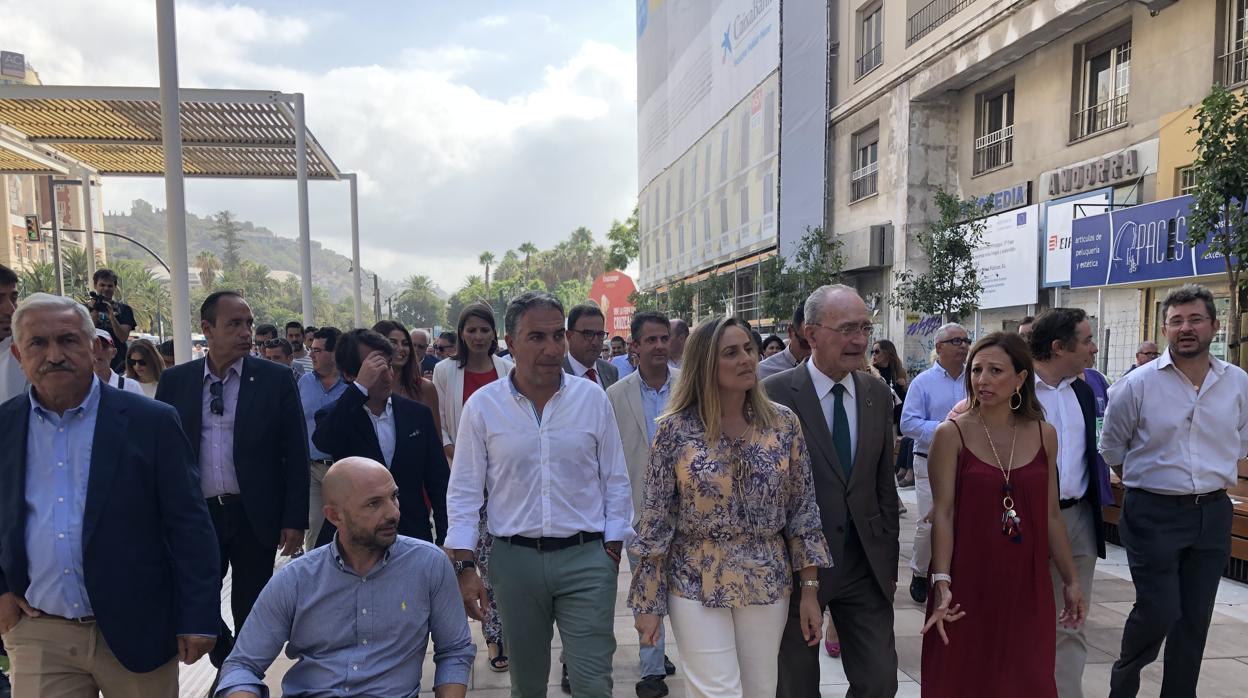 El alcalde de Málaga, Francisco de la Torre, y los consejeros de la Junta de Andalucía, Elías Bendodo y Marifrán Carazo, con los representantes políticos en la visita a la peatonalización