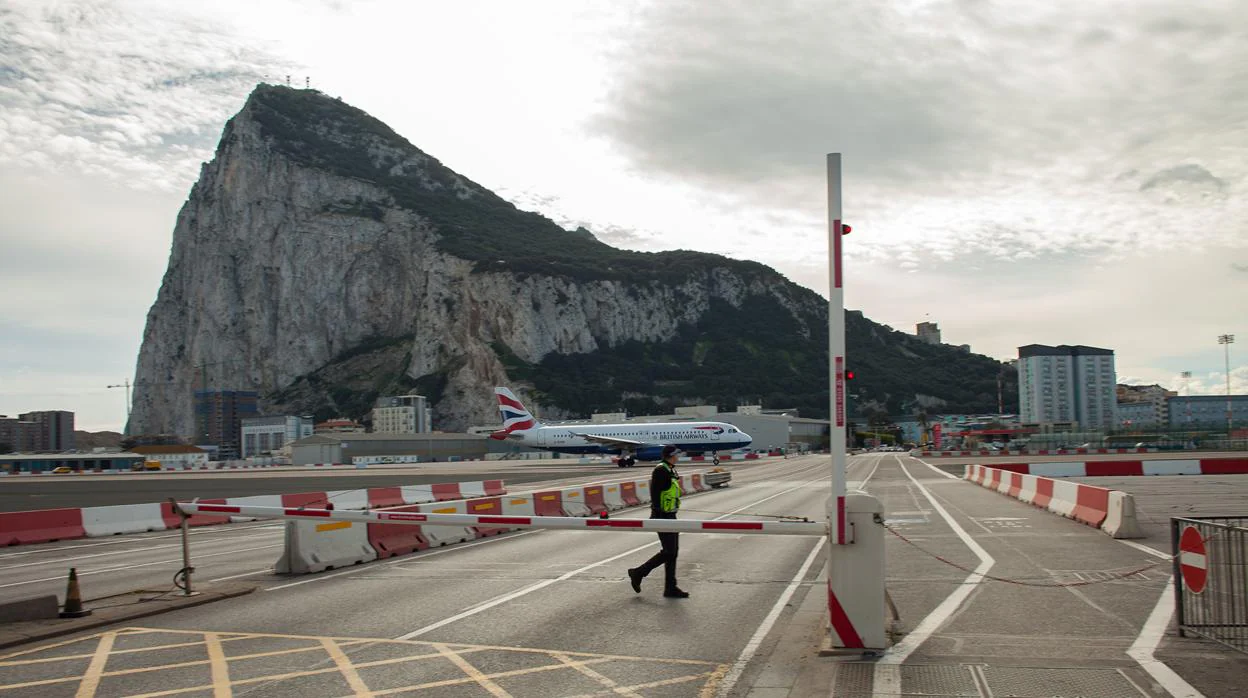 Capturas del hilo sobre Gibraltar abierto por Rosety en su cuenta de Twitter