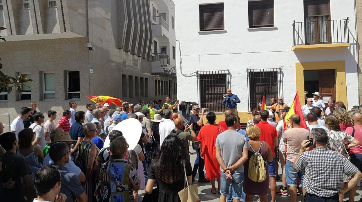 Un centenar de personas ha acudido a la concentración de VOX en Roquetas de Mar.