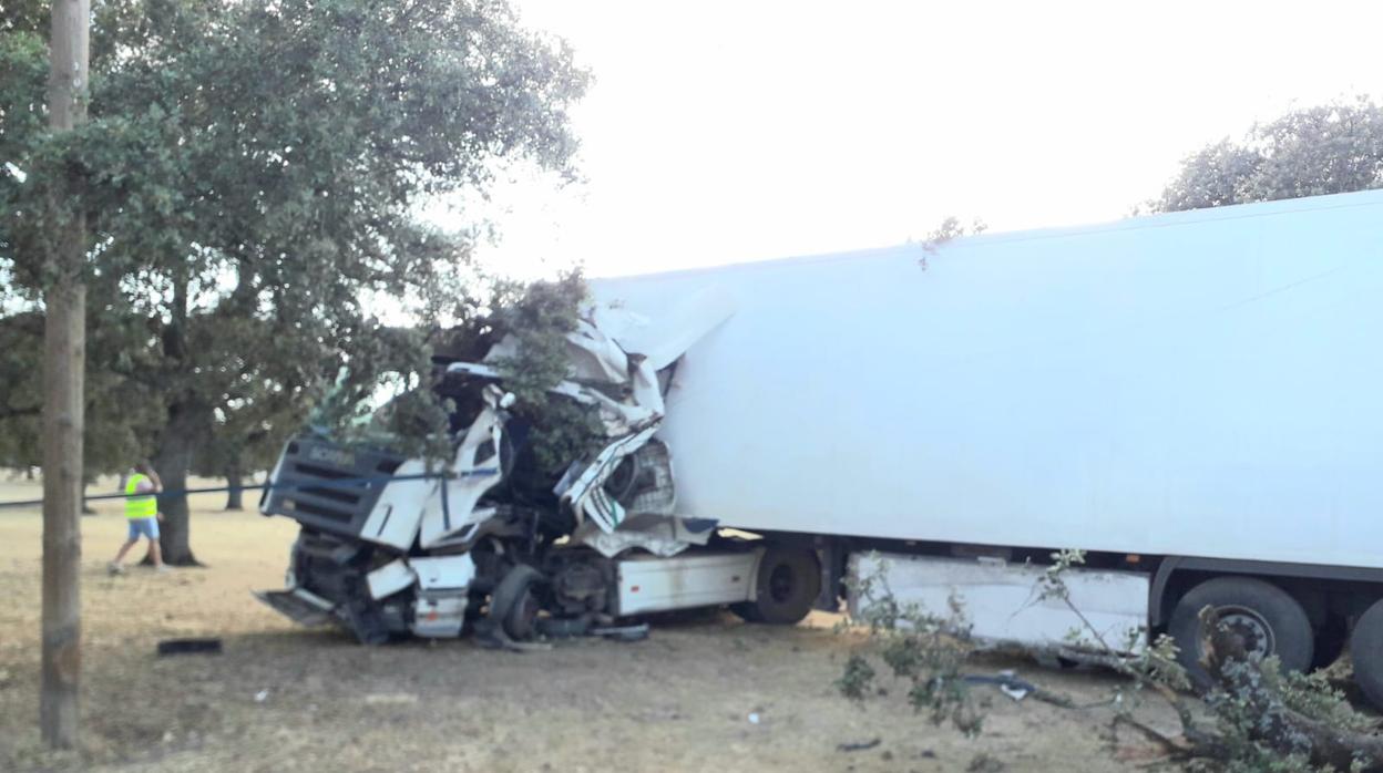 Camión accidentado en la carretera Pozoblanco-Cardeña