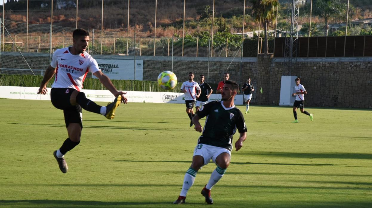 Moyano presiona en una acción del Córdoba CF-Sevilla que se ha jugado este viernes en Marbella
