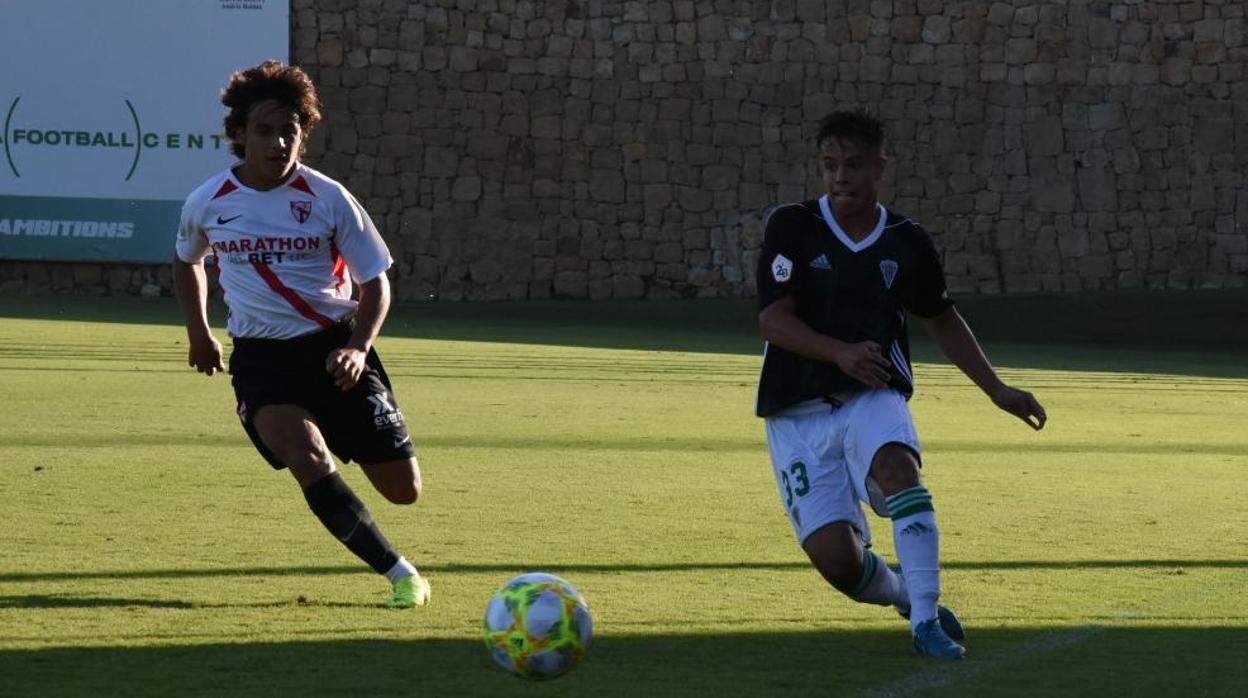 El cordobesista Samu realiza un pase en el choque del viernes en Marbella ante el Sevilla Atlético