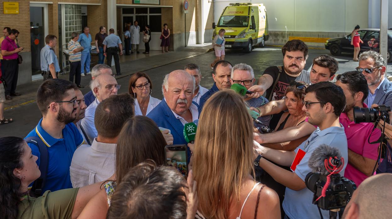 Jesús Aguirre, a las puertas del Virgen del Rocío, un día después de activar la alerta sanitaria