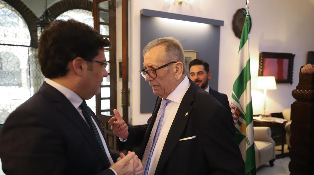 El presidente del honor, Rafael Campanero, a la derecha, pide explicaciones a León en un acto