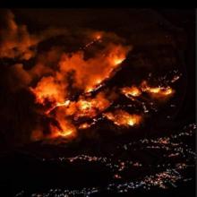 Las llamas sobre las montañas de Estepona