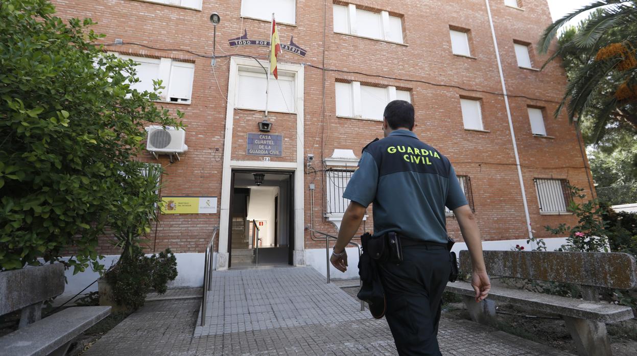 Un agente de la Guardia Civil entrando al cuartel