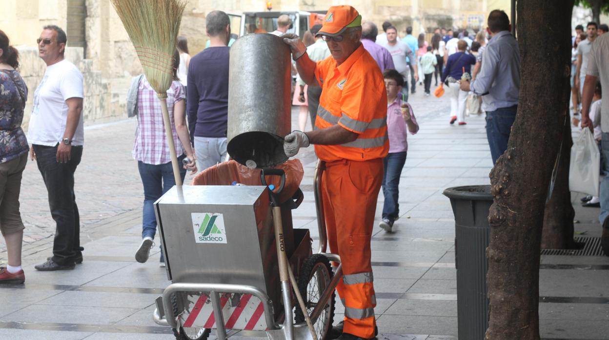 Un trabajador de Sadeco realizando labores de limipeza en las calles