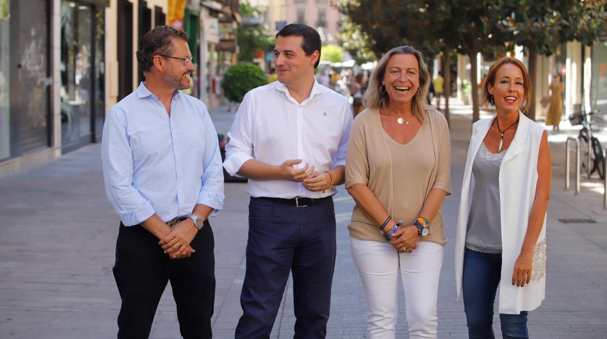 Concejales del Ayuntamiento durante la presentación del alumbrado