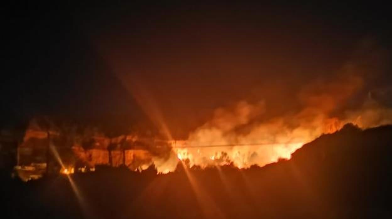 Desalojados medio centenar de vecinos en Marchal tras un incendio forestal