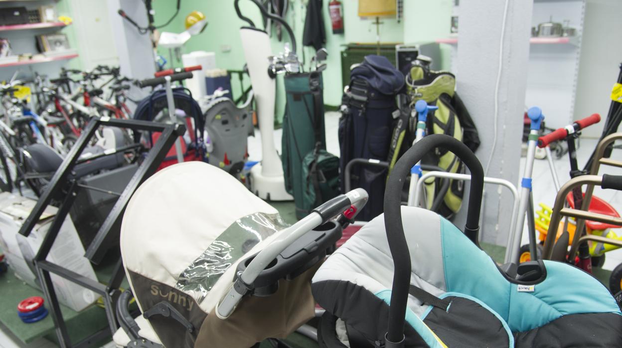 La mercancía que intervenía la Policía Local estaba formada por carritos, juguetes, y edredones, entre otras cosas