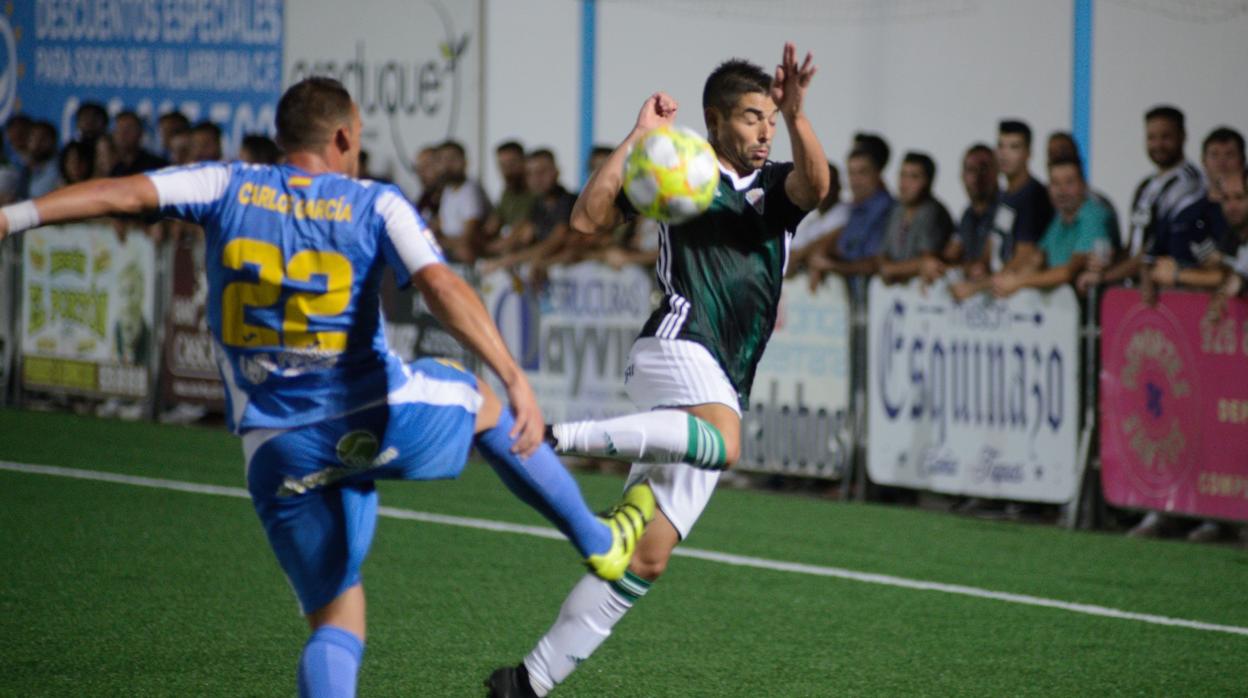 En una pugna del encuentro del Córdoba CF ante el Formac Villarrubia