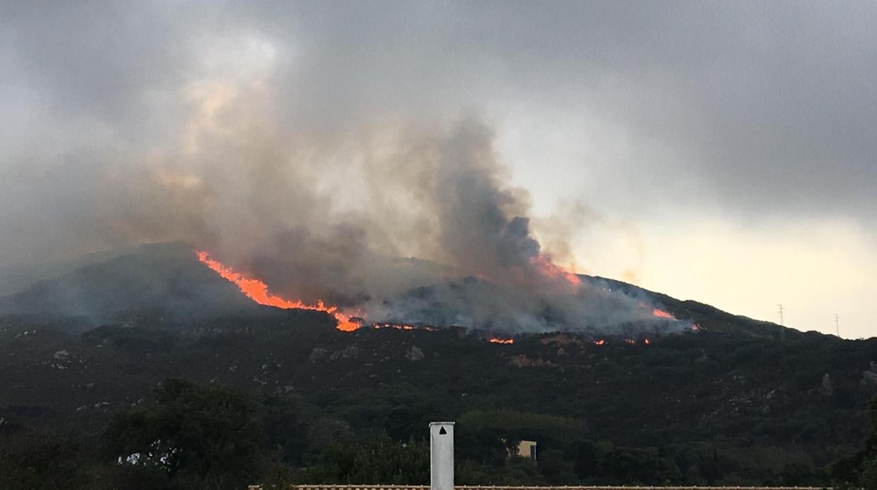 Imagen vía twitter del incendio declarado en Tarifa