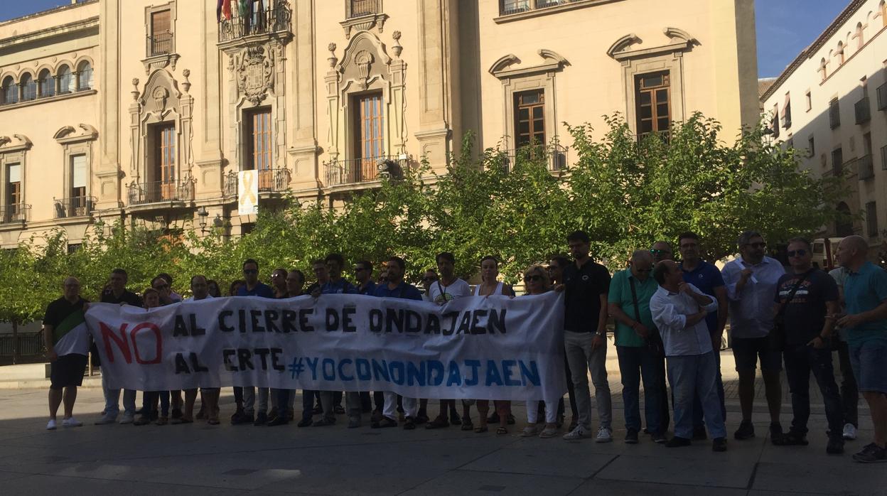 Concentración de la plantilla de Onda Jaén ante el Ayuntamiento