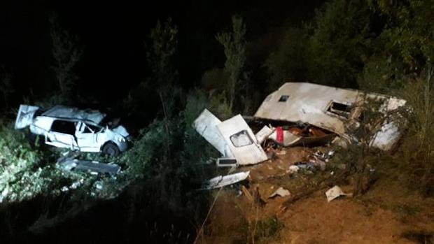 Cinco feriantes heridos al precipitarse su caravana por un puente en la autovía A-92