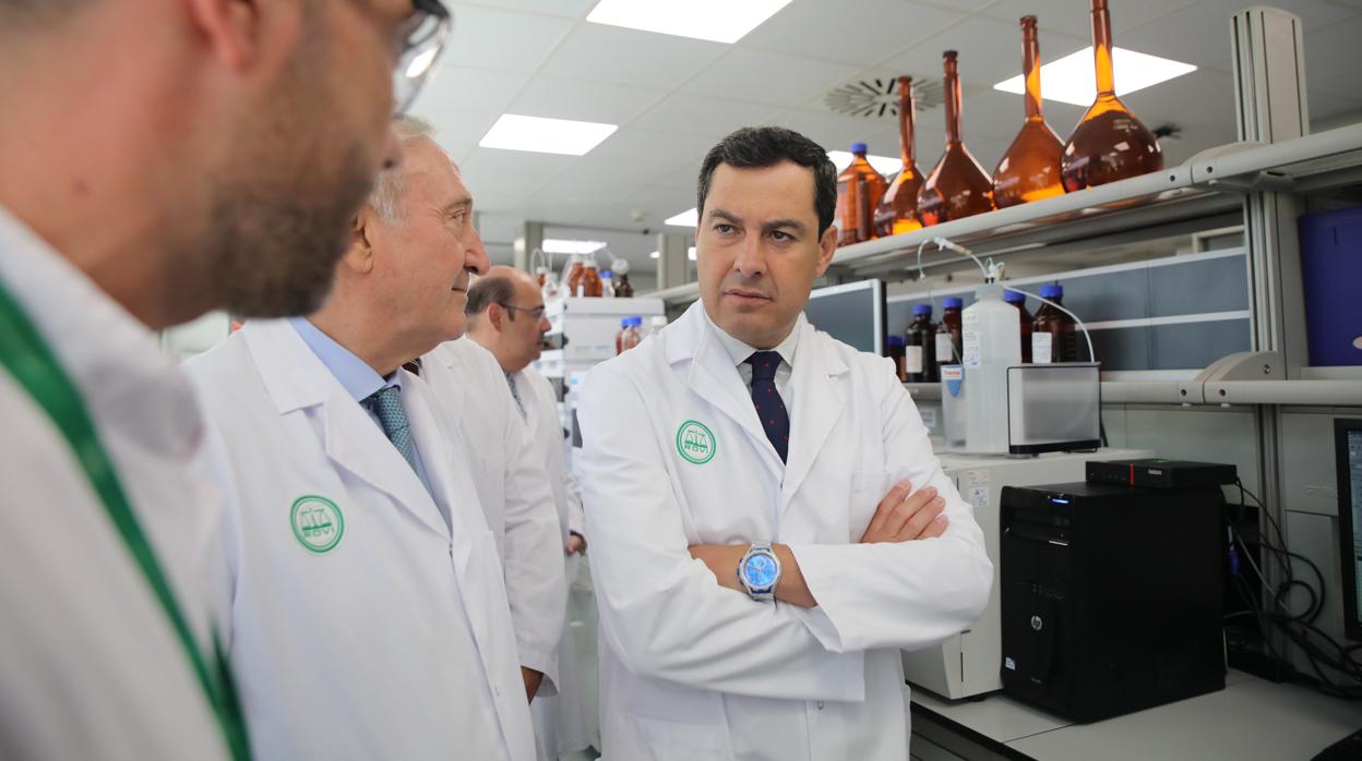 El presidente de la Junta de Andalucía, Juanma Moreno, ha visitado este jueves las instalaciones de Rovi en Granada, acompañado de Juan López-Belmonte, consejero delegado de la farmcéutica